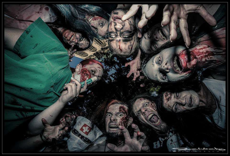 Eine Gruppe Menschen verkleidet als Zombies über den Fotografen gebeugt der mit seinen letzten Atemzügen diese Foto geschossen hat